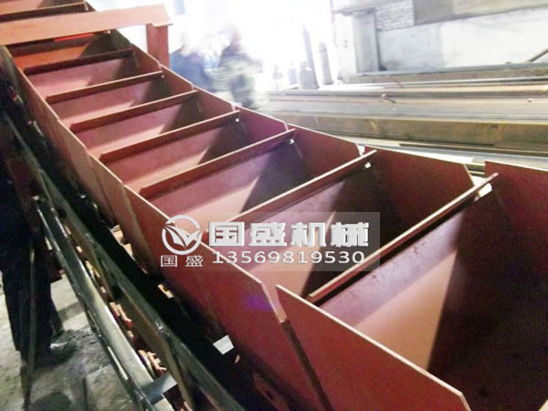 傾斜式自動卸料瓦斗輸送機 傾斜式自動卸料瓦斗輸送機